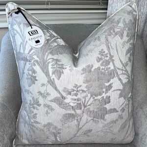 1-NWT CALLISTO HOME WOVEN FLORAL DESIGN DECORATIVE PILLOW